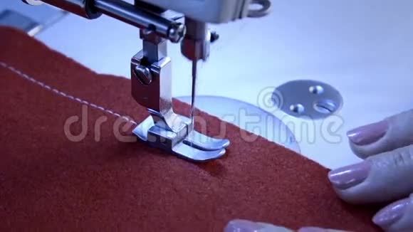 缝纫机缝纫织物的针在缓慢运动中视频的预览图