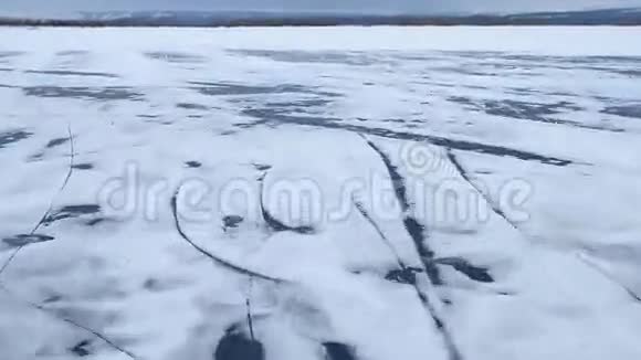 冰天雪地躺在河边景观自然相机的动作视频的预览图