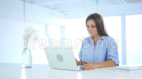 上班的妇女在笔记本电脑上聊天视频的预览图
