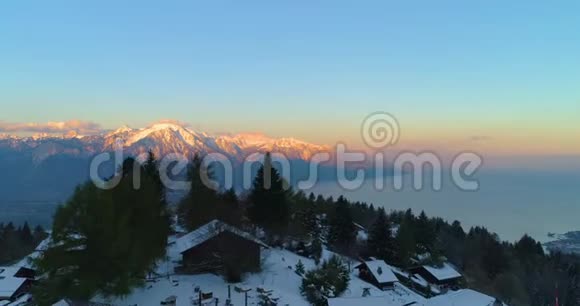 4k无人驾驶飞机在瑞士科克斯和蒙特勒冬季向瑞士上空射击观看瑞士阿尔卑斯山视频的预览图