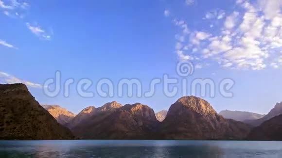 日落时的山湖全景时间流逝爸爸视频的预览图