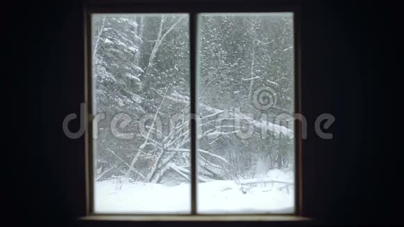 窗户旁的暴风雪景观视频的预览图