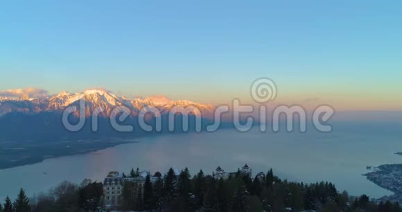 4k无人驾驶飞机在瑞士科克斯和蒙特勒冬季向瑞士上空射击观看瑞士阿尔卑斯山视频的预览图