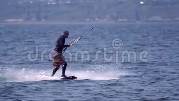 慢动作雄性的风筝板跳过大河的水面溅起的水花视频的预览图
