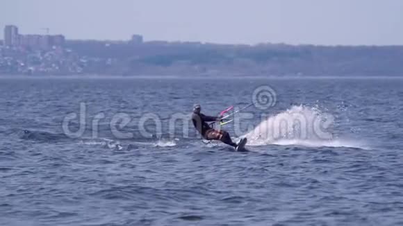 水流运动一个雄性的风筝板跳过一条大河的水面溅起的水花视频的预览图