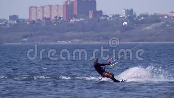 慢动作雄性的风筝板跳过大河的水面溅起的水花视频的预览图