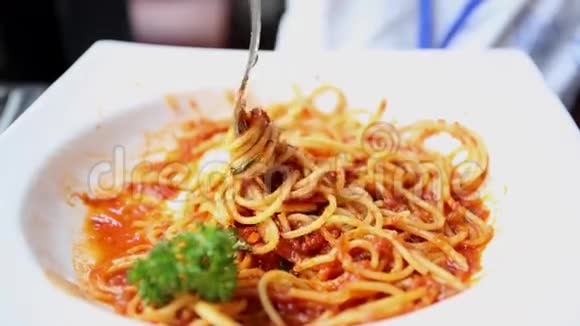 小亚洲男孩在餐厅吃意大利面面带笑容视频的预览图