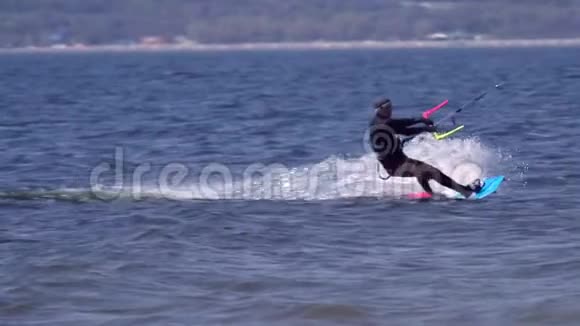 水流运动一个雄性的风筝板跳过一条大河的水面溅起的水花视频的预览图