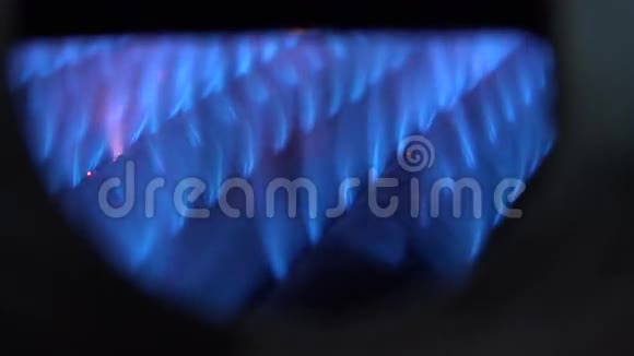 锅炉内部气体燃烧器的蓝色火焰4K超高清超高清视频的预览图