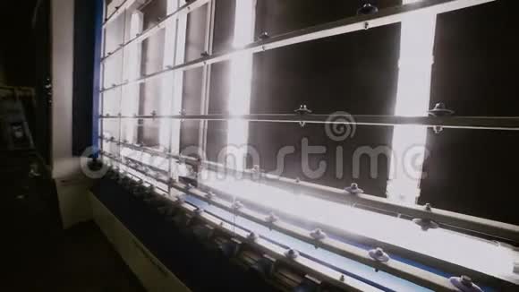 生产PVC窗玻璃的生产线视频的预览图