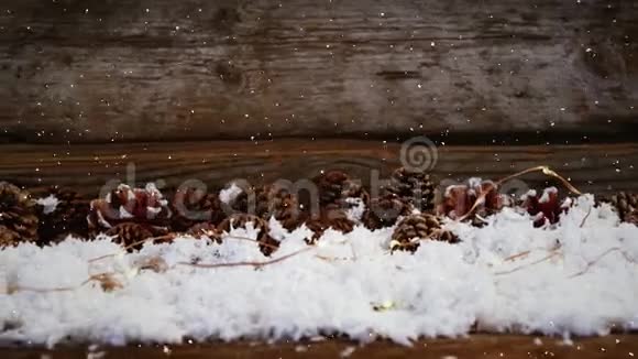 视频构图与落雪在书桌上与松果雪视频的预览图