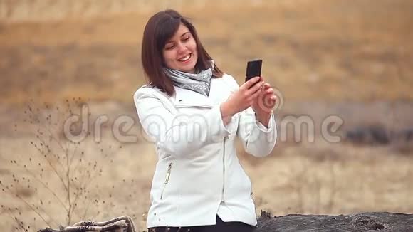 女女孩智能手机让自己的手机坐着视频的预览图