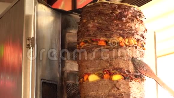 土耳其甜甜圈和蔬菜BodrumMuglaTurke的传统烤肉串视频的预览图