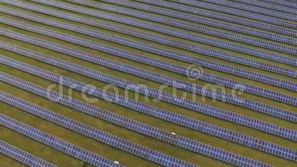 蓝天绿草太阳能电池板视频的预览图