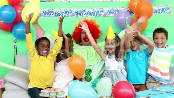 可爱的孩子们和小丑一起庆祝生日视频的预览图