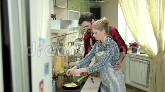 快乐的男人和女人做饭视频的预览图