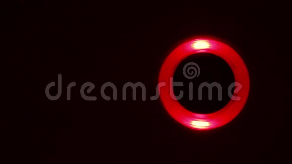 黑色背景上闪烁的红色圆形灯光视频的预览图