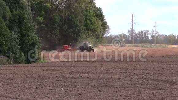 秋季拖拉机在耕地上施肥视频的预览图