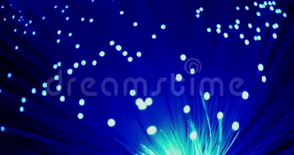 光纤背景高速互联网快速光信号处理的蓝光生长束的细节视频的预览图