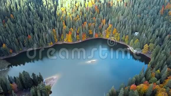 在山上的湖视频的预览图