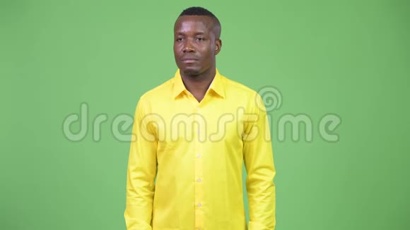 年轻快乐的非洲商人穿着黄色衬衫思考视频的预览图