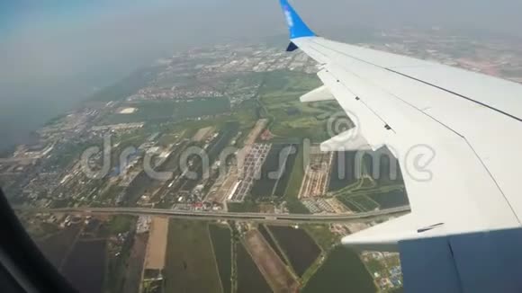 从一架喷气式飞机在城市上空低空飞行的窗口观看视频的预览图