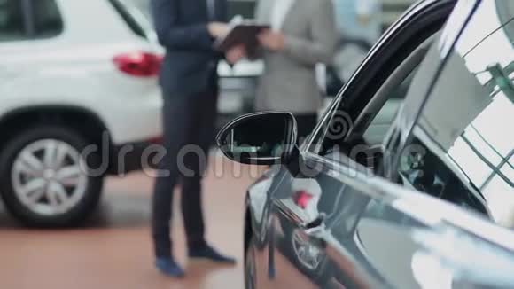 汽车后面模糊的顾客和卖家视频的预览图