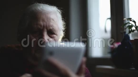 老妇人的手和电子平板电脑视频的预览图