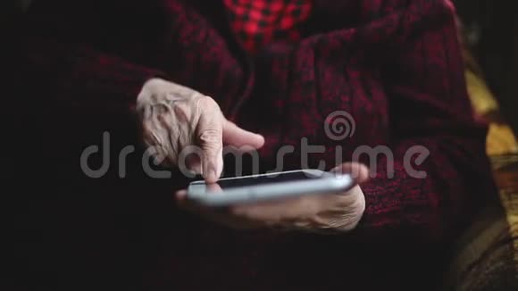 老妇人的手和电子平板电脑视频的预览图