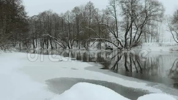 冬天的河流使用专业的万向节稳定剂视频的预览图