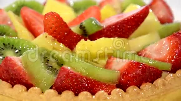 一份甜点红色盘子上的水果馅饼旋转近点视频的预览图