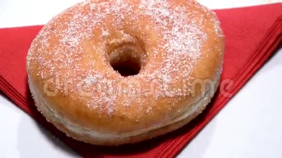 红纸巾纸上的甜甜圈早餐视频的预览图