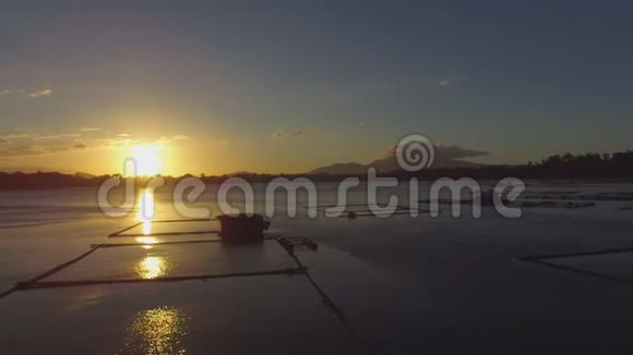 金色的太阳落山越过遥远的多云的山湖视频的预览图