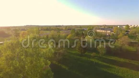 绿色夏日公园日落相机在附近空中镜头视频的预览图