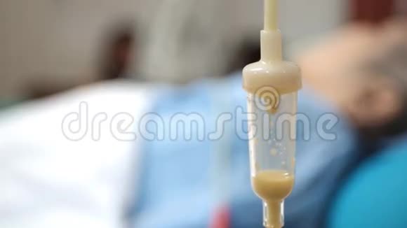 关闭液体食物滴面对焦点在医院vip室视频的预览图
