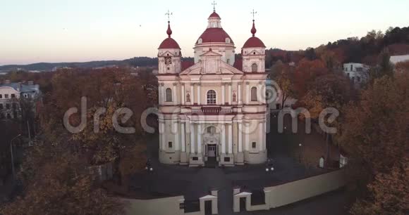 日落光和圣彼得和圣保罗教堂立陶宛维尔纽斯视频的预览图