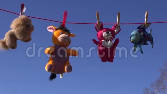 晾衣绳和天空上美丽的软玩具视频的预览图