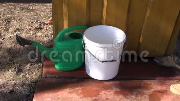 园丁把水倒在塑料桶里视频的预览图