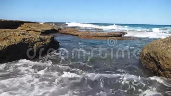 岩石和波浪视频的预览图