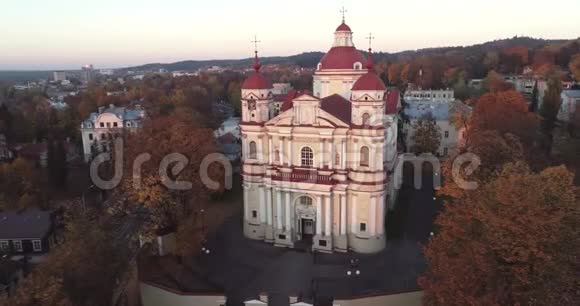 日落光和圣彼得和圣保罗教堂立陶宛维尔纽斯视频的预览图