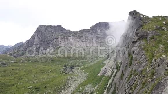 雾在中国最著名的山峰上移动令人惊叹的时光流逝视频的预览图