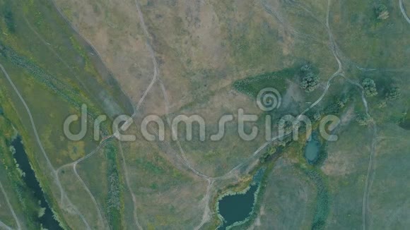 空中观景台飞越美丽的河流空中摄影机拍摄景观全景视频的预览图