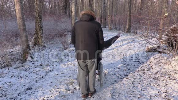 坐轮椅的残疾人和公园里的服务员视频的预览图