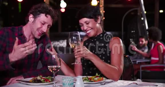 成熟情侣在屋顶餐厅享用美食视频的预览图