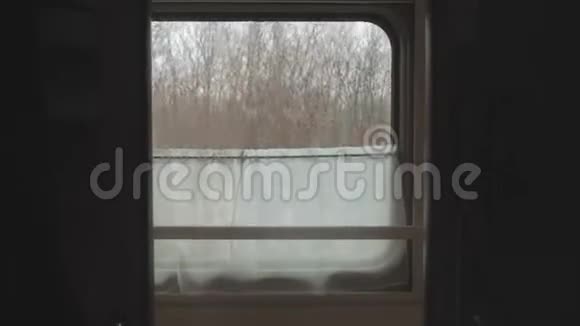 铁路旅游概念教练火车之旅从一个移动的车窗看到车厢里美丽的走廊视频的预览图