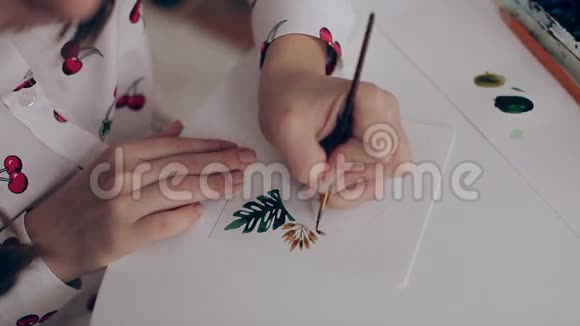 她用水彩画花手工特写视频的预览图