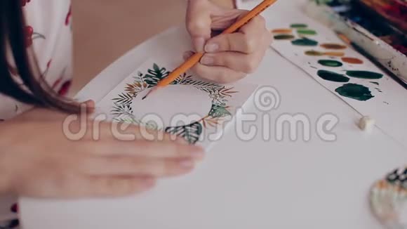 她用水彩画花手工特写视频的预览图