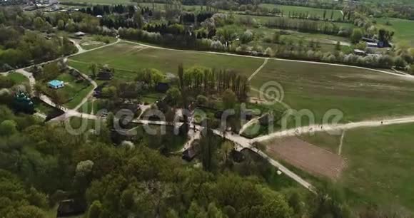 基耶夫皮罗戈沃春季乌克兰传统村落的空中景观视频的预览图