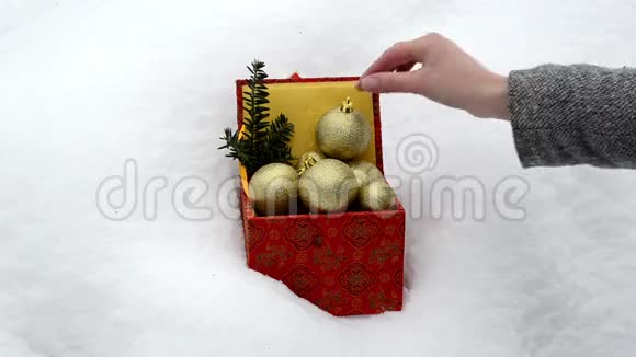 手拿圣诞玩具复古彩盒冬雪视频的预览图