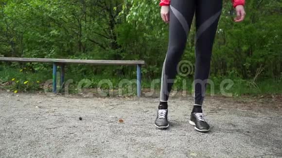 年轻的健身女子跑步前伸腿视频的预览图